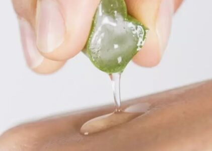 Aloe vera gel za pomirjeno in sijočo kožo